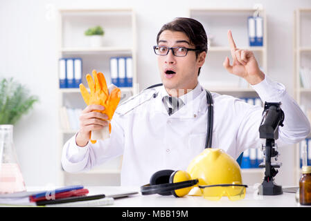 Sicurezza consulenza medico a indossare guanti di protezione Foto Stock