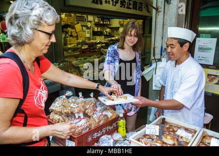 Tokyo Japan,Orient,mercato del pesce di Tsukiji,shopping shoppers shopping shop negozi di vendita,negozi di negozi business business,kanji,hiragana,personaggi freschi,fo Foto Stock