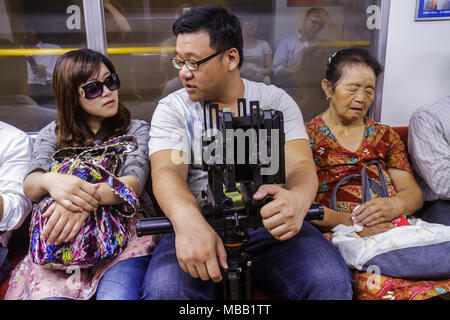 Tokyo Giappone,Asia,Oriente,Tsukiji,linea Oedo,Stazione Tsukishima,treno,metropolitana,treno,treno,auto,Asian Asian Asian Asian Asian etnic immigranti minority,Orien Foto Stock