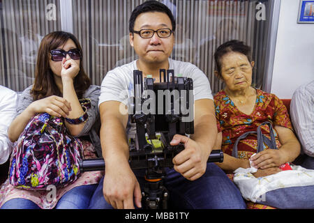 Tokyo Giappone,Asia,Oriente,Tsukiji,linea Oedo,Stazione Tsukishima,treno,metropolitana,treno,treno,auto,Asian Asian Asian Asian Asian etnic immigranti minority,Orien Foto Stock