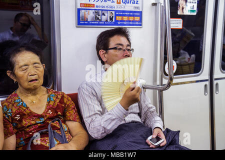 Tokyo Giappone,Asia,Oriente,Tsukiji,linea Oedo,Stazione Tsukishima,treno,metropolitana,treno,treno,auto,Asian Asian Asian Asian Asian etnic immigranti minority,Orien Foto Stock