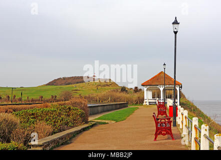 Una vista della costa di Norfolk percorso lungo il lungomare a nord Norfolk resort di Sheringham, Norfolk, Inghilterra, Regno Unito, Europa. Foto Stock