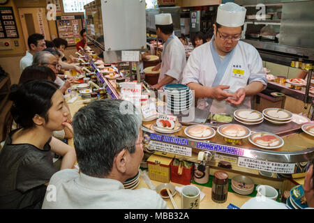 Tokyo Japan,Ikebukuro,kanji,personaggi,Asian Oriental,uomo uomini maschio adulti,donna donna donna donna,sushi bar,ristorante ristoranti ristorazione caffè c Foto Stock