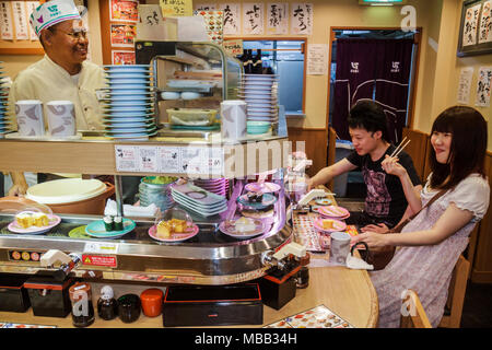 Tokyo Japan,Asia,Orient,Ikebukuro,kanji,personaggi,sushi bar bar, ristorante ristoranti ristoranti ristorazione ristoranti caffè bistrot,nastro trasportatore,Asiatico Foto Stock