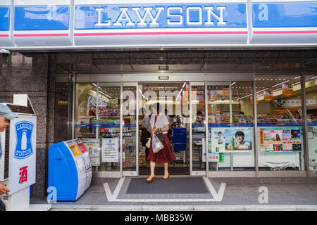 Tokyo Japan,Ikebukuro,Lawson Convenience Store,fronte,ingresso,donna asiatica donna adulta adulti,partenza,shopper,shopping shopper shopping shopper shop sho Foto Stock