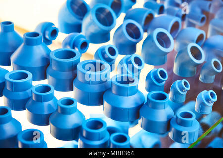 Blu raccordi in plastica per il sistema di impianto idraulico Foto stock -  Alamy