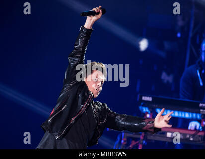 09 aprile 2018, Germania, Frankfurt am Main: Michael Patrick Kelly, musicista, canta alla cerimonia di consegna del premio. Il Prg Live Entertainment Award (PRG LEA) avviene nella Festhalle Frankfurt. Il riconoscimento premia gli organizzatori della manifestazione, il luogo proprietari, artista manager e agenti di concerto per risultati eccellenti durante l'evento stagione 2017. Foto: Andreas Arnold/dpa Foto Stock