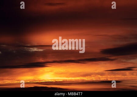 Sunderland, Regno Unito. Il 9 aprile 2018. Il sole tramonta dietro le nuvole visto dal monumento penshaw. Credito: Dan Cooke/Alamy Credito: Dan Cooke/Alamy Live News Foto Stock