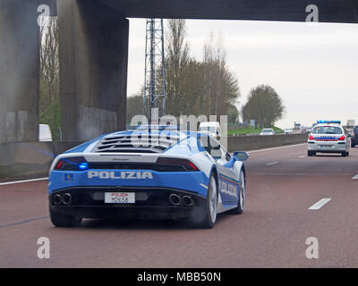 Mornas, Francia. Il 9 aprile 2018. Una polizia italiana lambourghini è stato avvistato essendo scortato da diversi altri veicoli della polizia sulla A7/ E15 autostrada Southbound oggi. Il veicolo (reg M2658) è una Lamborghini Huracán LP 610-4. La polizia Italiana sono insoliti in utilizzando la propria supercars per la cattura di criminali. (Le foto scattate dal lato passeggero). Credito: James Bell/Alamy Live News Foto Stock