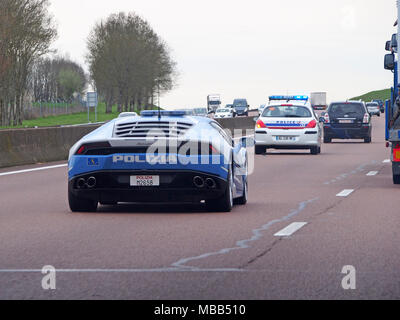 Mornas, Francia. Il 9 aprile 2018. Una polizia italiana lambourghini è stato avvistato essendo scortato da diversi altri veicoli della polizia sulla A7/ E15 autostrada Southbound oggi. Il veicolo (reg M2658) è una Lamborghini Huracán LP 610-4. La polizia Italiana sono insoliti in utilizzando la propria supercars per la cattura di criminali. (Le foto scattate dal lato passeggero). Credito: James Bell/Alamy Live News Foto Stock