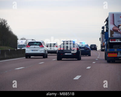 Mornas, Francia. Il 9 aprile 2018. Una polizia italiana lambourghini è stato avvistato essendo scortato da diversi altri veicoli della polizia sulla A7/ E15 autostrada Southbound oggi. La polizia Italiana sono insoliti in utilizzando la propria supercars per la cattura di criminali. (Le foto scattate dal lato passeggero). Credito: James Bell/Alamy Live News Foto Stock