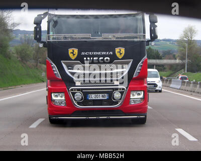 Mornas, Francia. Il 9 aprile 2018. Una Scuderia Ferrari carrello è stato avvistato sulla A7/E35 (autostrada Southbound) vicino Mornas. La Scuderia Ferrari è il nome ufficiale della divisione racing di lusso italiano auto costruttore, Ferrari ed il racing team che compete in una gara di Formula Uno. (Le foto scattate dal lato passeggero). Credito: James Bell/Alamy Live News Foto Stock