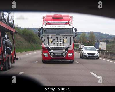 Mornas, Francia. Il 9 aprile 2018. Una Scuderia Ferrari carrello è stato avvistato sulla A7/E35 (autostrada Southbound) vicino Mornas. La Scuderia Ferrari è il nome ufficiale della divisione racing di lusso italiano auto costruttore, Ferrari ed il racing team che compete in una gara di Formula Uno. (Le foto scattate dal lato passeggero). Credito: James Bell/Alamy Live News Foto Stock