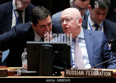 (180409) -- NAZIONI UNITE, Aprile 9, 2018 (Xinhua) -- ambasciatore russo presso le Nazioni Unite Vassily Nebenzia (anteriore) ascolta Vladimir Safronkov (L, 2a fila), russo vice ambasciatore delle Nazioni Unite durante la riunione del Consiglio di Sicurezza delle Nazioni Unite sulla situazione in Siria presso la sede delle Nazioni Unite a New York il 9 aprile 2018. Il Consiglio di Sicurezza ha tenuto una sessione di emergenza sulla situazione in Siria, in particolare dopo le relazioni dell'uso di armi chimiche nel corso del fine settimana nelle mani dei ribelli Douma vicino alla città capitale di Damasco. (Xinhua/Li Muzi) Foto Stock