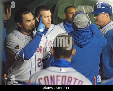 Washington, Distretto di Columbia, Stati Uniti d'America. 8 apr, 2018. New York Mets primo baseman Adrian Gonzalez (23) celebra il suo terzo inning grand slam contro i cittadini di Washington a cittadini Parco di Washington, DC, domenica 8 aprile 2018.Credit: Ron Sachs/CNP. Credito: Ron Sachs/CNP/ZUMA filo/Alamy Live News Foto Stock