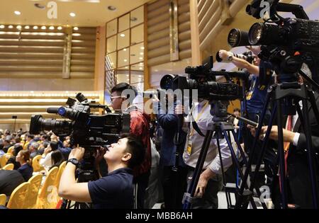 Boao, cinese della provincia di Hainan. Decimo Apr, 2018. Reporters lavorare alla cerimonia di apertura del Forum Boao per l'Asia (BFA) conferenza annuale a Boao, Cina del sud della provincia di Hainan, 10 aprile 2018. Credito: Xing Guangli/Xinhua/Alamy Live News Foto Stock