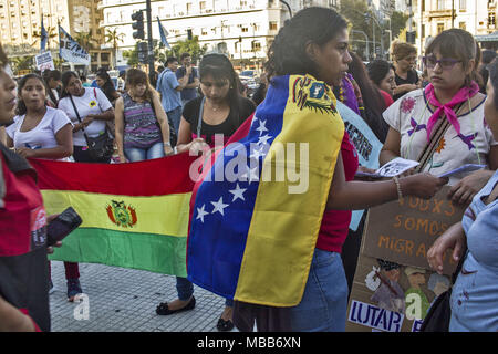 Buenos Aires, capitale federale, Argentina. 9 apr, 2018. Seconda mobilitazione dei collettivi di migranti al Congresso della Nazione Argentina a sostegno della decisione della sala V del contenzioso federale camera amministrativa che ha dichiarato il decreto di necessità e di urgenza (DNU) firmato dal presidente Mauricio Macri nel gennaio 2017, incostituzionale. Essa ha modificato la legge migratoria e impostare condizioni più rigorose per l'ingresso ed il soggiorno degli stranieri nel paese. Credito: Roberto Almeida Aveledo/ZUMA filo/Alamy Live News Foto Stock