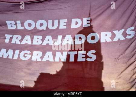 Buenos Aires, capitale federale, Argentina. 9 apr, 2018. Seconda mobilitazione dei collettivi di migranti al Congresso della Nazione Argentina a sostegno della decisione della sala V del contenzioso federale camera amministrativa che ha dichiarato il decreto di necessità e di urgenza (DNU) firmato dal presidente Mauricio Macri nel gennaio 2017, incostituzionale. Essa ha modificato la legge migratoria e impostare condizioni più rigorose per l'ingresso ed il soggiorno degli stranieri nel paese. Credito: Roberto Almeida Aveledo/ZUMA filo/Alamy Live News Foto Stock