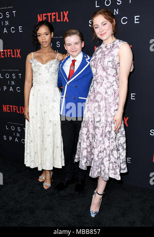 Hollywood, CA, Stati Uniti d'America. 9 apr, 2018. Taylor Russell, Maxwell Jenkins, Mina Sundwall. NETFLIX è ''perso nello spazio'' Stagione 1 Premiere evento tenutosi a Arclight Hollywood Glossari Affini Dome. Credito: Birdie Thompson/AdMedia/ZUMA filo/Alamy Live News Foto Stock