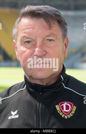 06 aprile 2018, Dresda, Germania: Ex calciatore Hans-Jürgen Dörner in DDV Stadium. Hans-Jürgen 'Dixie' Dörner è stata associata con Dynamo Dresda per 51 anni. Il club festeggia il suo sessantacinquesimo anniversario giovedì. Dörner sa bene che la sua storia turbolenta come nessun altro dalla posizione di un giocatore, pullman e membro del consiglio di vigilanza. Foto: Sebastian Kahnert/dpa-Zentralbild/dpa Foto Stock