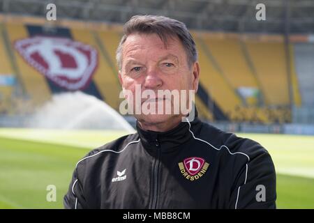 06 aprile 2018, Dresda, Germania: Ex calciatore Hans-Jürgen Dörner in DDV Stadium. Hans-Jürgen 'Dixie' Dörner è stata associata con Dynamo Dresda per 51 anni. Il club festeggia il suo sessantacinquesimo anniversario giovedì. Dörner sa bene che la sua storia turbolenta come nessun altro dalla posizione di un giocatore, pullman e membro del consiglio di vigilanza. Foto: Sebastian Kahnert/dpa-Zentralbild/dpa Foto Stock