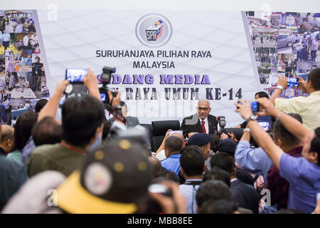 Kuala Lumpur in Malesia la Commissione Elettorale. Decimo Apr, 2018. Mohd Hashim bin Abdullah, presidente della Malesia la Commissione Elettorale, partecipa a una conferenza stampa in Putrajaya Aprile 10, 2018. La Malaysia non tenere le elezioni generali del 9 maggio ha detto alla commissione elettorale di martedì, giorni dopo il Primo Ministro Najib Razak ha annunciato lo scioglimento del parlamento. Credito: Zhu Wei/Xinhua/Alamy Live News Foto Stock