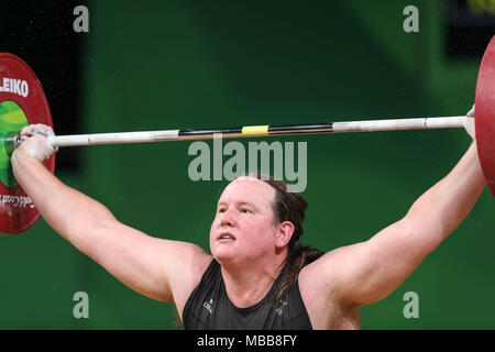 Queensland, Australia. 9 apr, 2018. Nuova Zelanda transgender weightlifter Laural HUBBARD fa male il suo braccio durante un sollevamento alla XXI Giochi del Commonwealth Credit: Ben Booth/Alamy Live News Foto Stock
