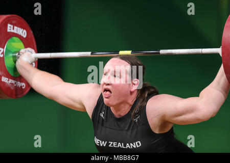 Queensland, Australia. 9 apr, 2018. Nuova Zelanda transgender weightlifter Laural HUBBARD fa male il suo braccio durante un sollevamento alla XXI Giochi del Commonwealth Credit: Ben Booth/Alamy Live News Foto Stock