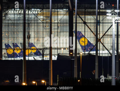 Il 10 aprile 2018, Germania, Dortmund: aerei Lufthansa stand in hangar dopo 240 voli Lufthansa sono state annullate all'aeroporto di Monaco di Baviera. Unione del lavoro Verdi chiamato per la grande servizio pubblico di scioperi. Foto: Matthias esitano di fronte/dpa Foto Stock