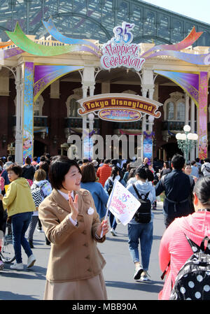 Urayasu, Giappone. Decimo Apr, 2018. Un dipendente di Tokyo Disneyland accoglie gli ospiti all'ingresso del Tokyo Disneyland in Urayasu, suburbana Tokyo durng a premere anteprima per il parco il trentacinquesimo anniversario Martedì, 10 aprile 2018. Tokyo Disneyland celebrerà il suo trentacinquesimo anniversario il 15 aprile e le nuove attrazioni del 'più felice della celebrazione' sarà trattenuto per un anno. Credito: Yoshio Tsunoda/AFLO/Alamy Live News Foto Stock