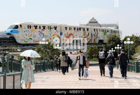 Urayasu, Giappone. Decimo Apr, 2018. Una monorotaia con un design speciale per il trentacinquesimo anniversario corre davanti al Tokyo Disneyland in Urayasu, suburbana Tokyo durng a premere anteprima per il parco il trentacinquesimo anniversario Martedì, 10 aprile 2018. Tokyo Disneyland celebrerà il suo trentacinquesimo anniversario il 15 aprile e le nuove attrazioni del 'più felice della celebrazione' sarà trattenuto per un anno. Credito: Yoshio Tsunoda/AFLO/Alamy Live News Foto Stock