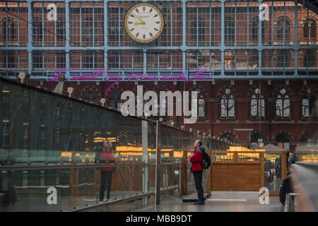 St Pancras, London, Regno Unito. Decimo Apr, 2018. Voglio che il mio tempo con voi da Tracey Emin CBE RA. La Royal Academy of Arts e HS1 rivelano la Terrazza 2018 fili l'installazione presso la stazione ferroviaria internazionale di St Pancras Station di Londra. Il lavoro misura 20 metri e sarà la più grande base di testo lavoro Emin ha fatto fino ad oggi. Essa rimarrà sul display fino alla fine dell'anno per contrassegnare il 250 anniversario della Royal Academy of Arts e il centocinquantesimo anniversario della St Pancras. Credito: Guy Bell/Alamy Live News Foto Stock