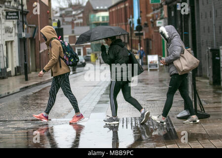 Preston, Lancashire. Decimo Apr, 2018. Regno Unito Meteo. Piogge abbondanti in centro città con una previsione di ulteriori Pesanti rovesci la sostituzione del caldo e soleggiato clima di primavera di ieri. Credito: MediaWorldImages/AlamyLiveNews. Foto Stock