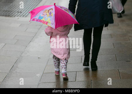 Preston, Lancashire. Decimo Apr, 2018. Regno Unito Meteo. Piogge abbondanti in centro città con una previsione di ulteriori Pesanti rovesci la sostituzione del caldo e soleggiato clima di primavera di ieri. Credito: MediaWorldImages/AlamyLiveNews. Foto Stock