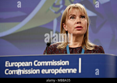 Bruxelles, Belgio.10 aprile 2018. Il commissario UE responsabile del mercato interno e industria, Elzbieta Bienkowska partecipa a una conferenza stampa per il lancio di VentureEU, un paneuropee sui fondi di capitale di rischio di fondi del programma. Alexandros Michailidis/Alamy Live News Foto Stock