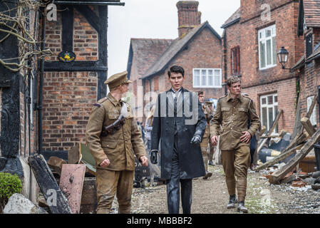 Grande Budworth, UK. Il 9 aprile 2018. Attori vestiti in costumi edoardiana, starring nel nuovo dramma della BBC "La Guerra dei mondi" da HG Wells, ritorno da filmare per le strade di grande villaggio Budworth, Cheshire lunedì pomeriggio il prossimo 9 aprile. Credito: Ian Hubball/Alamy Live News Foto Stock