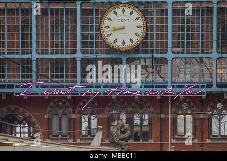 Londra, Regno Unito. 10 Aprile, 2018. Voglio che il mio tempo con voi da Tracey Emin CBE RA. La Royal Academy of Arts e HS1 rivelano la Terrazza 2018 fili l'installazione presso la stazione ferroviaria internazionale di St Pancras Station di Londra. Il lavoro misura 20 metri e sarà la più grande base di testo lavoro Emin ha fatto fino ad oggi. Essa rimarrà sul display fino alla fine dell'anno per contrassegnare il 250 anniversario della Royal Academy of Arts e il centocinquantesimo anniversario della St Pancras. Credito: Guy Bell/Alamy Live News Foto Stock