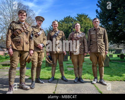 Grande Budworth, UK. Il 9 aprile 2018. extra pongono vestito in Royal Artillery costumi nel sagrato della chiesa , con protagonisti nella nuova BBC dramma "La Guerra dei mondi" da HG Wells,girato a grande villaggio Budworth, Cheshire lunedì pomeriggio il prossimo 9 aprile. Credito: Ian Hubball/Alamy Live News Foto Stock