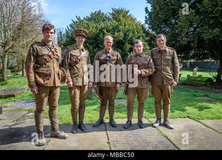 Grande Budworth, UK. Il 9 aprile 2018. extra pongono vestito in Royal Artillery costumi nel sagrato della chiesa , con protagonisti nella nuova BBC dramma "La Guerra dei mondi" da HG Wells,girato a grande villaggio Budworth, Cheshire lunedì pomeriggio il prossimo 9 aprile. Credito: Ian Hubball/Alamy Live News Foto Stock