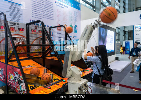 Pop-un-shot robot Sport (Sport) basket esporre alla fiera della tecnologia di Shenzhen, Cina. Foto Stock