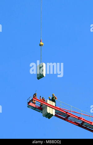 Grattacielo di Assicurazioni Generali nella vita di città, installazione di una gru per l'applicazione della scrittura con l'aiuto di un elicottero (Maurizio Maule, Milano - 2018-04-10) ps la foto può essere utilizzato in conformità con il contesto nel quale "era stata presa e senza intento diffamatorio del decoro delle persone rappresentate Foto Stock