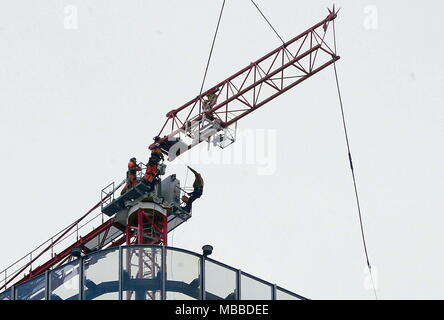 Grattacielo di Assicurazioni Generali nella vita di città, installazione di una gru per l'applicazione della scrittura con l'aiuto di un elicottero (Maurizio Maule, Milano - 2018-04-10) ps la foto può essere utilizzato in conformità con il contesto nel quale "era stata presa e senza intento diffamatorio del decoro delle persone rappresentate Foto Stock