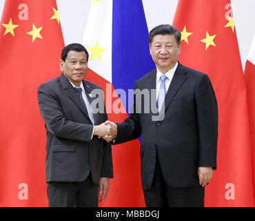 Boao, cinese della provincia di Hainan. Decimo Apr, 2018. Il presidente cinese Xi Jinping (R) incontra il presidente filippino Rodrigo Duterte in Boao, Cina del sud della provincia di Hainan, 10 aprile 2018. Credito: Xie Huanchi/Xinhua/Alamy Live News Foto Stock