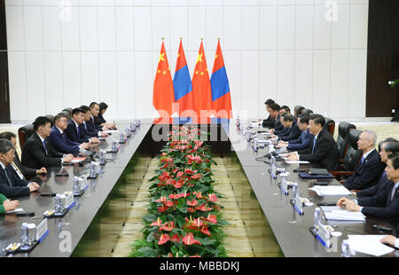 Boao, cinese della provincia di Hainan. Decimo Apr, 2018. Il presidente cinese Xi Jinping incontra il mongolo Primo Ministro Ukhnaa Khurelsukh in Boao, Cina del sud della provincia di Hainan, 10 aprile 2018. Credito: Yao Dawei/Xinhua/Alamy Live News Foto Stock