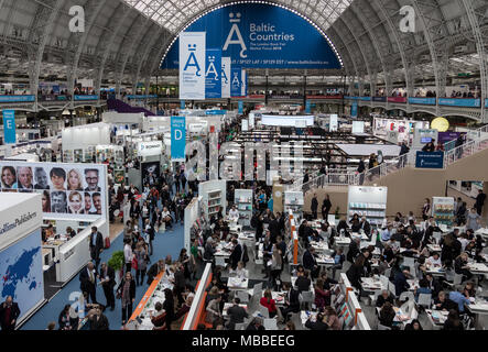 Londra, UK, 10 Aprile 2018: folle di visitatori e centinaia di espositori e di eventi durante il 2018 Fiera del libro di Londra in Olympia Exhibition Centre di Londra. Credito: Michal Busko/Alamy Live News Foto Stock