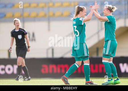 Domzale, Slovenia. Decimo Apr, 2018. Il 10 aprile 2018, Slovenia, Domzale: calcio, coppa del mondo femminile di qualifica, Europa, gruppo stadi, Slovenia vs Germania. La Germania Lena Petermann (L) celebra il loro lato del terzo obiettivo con marcatore Alexandra Popp. Credito: Sasa Pahic Szabo/dpa/Alamy Live News Foto Stock
