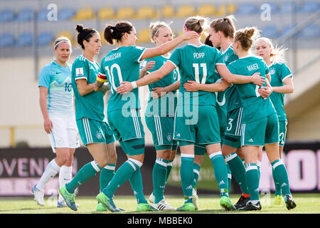 Domzale, Slovenia. Decimo Apr, 2018. Il 10 aprile 2018, Slovenia, Domzale: calcio, coppa del mondo femminile di qualifica, Europa, gruppo stadi, Slovenia vs Germania. In Germania i giocatori di celebrare il loro lato del terzo obiettivo con marcatore Alexandra Popp (C). Credito: Sasa Pahic Szabo/dpa/Alamy Live News Foto Stock