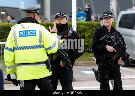 Manchester, Regno Unito. 10 Aprile, 2018. Polizia armata fuori dallo stadio prima della UEFA Champions League quarti di finale della seconda gamba corrispondenza tra la città di Manchester e Liverpool presso l'Etihad Stadium il 10 aprile 2018 a Manchester in Inghilterra. Credito: Immagini di PHC/Alamy Live News Foto Stock