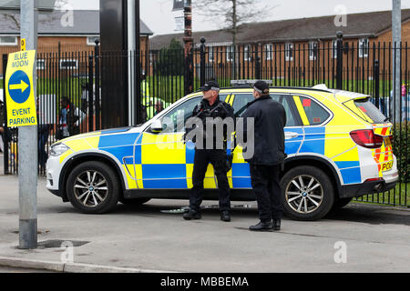 Manchester, Regno Unito. 10 Aprile, 2018. Polizia armata fuori dallo stadio prima della UEFA Champions League quarti di finale della seconda gamba corrispondenza tra la città di Manchester e Liverpool presso l'Etihad Stadium il 10 aprile 2018 a Manchester in Inghilterra. Credito: Immagini di PHC/Alamy Live News Foto Stock