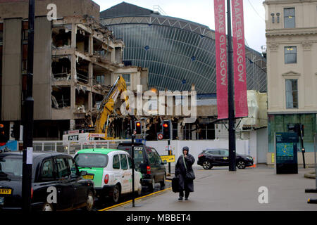 Glasgow, Scotland, Regno Unito 10 aprile. Regno Unito Meteo :George Square atteggiamento taxi stazione di Queen street rinnovo vittoriana stazione ferroviaria stazione capannone facciata ha rivelato miserabile giorno bagnato con docce squallida per la gente del posto e i turisti nel centro della citta'. Gerard Ferry/Alamy news Foto Stock